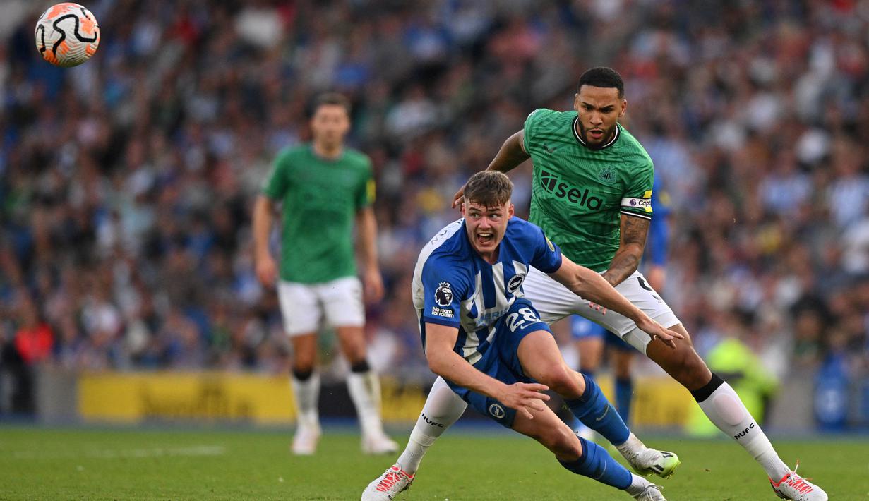Pemain Brighton, Evan Ferguson (tengah), mendapatkan penjagaan ketat dari pemain Newcastle, Jamaal Lascelles (kanan) dalam pertandingan pekan keempat Liga Inggris 2023/2024 yang berlangsung di American Express Community Stadium, Brighton, Sabtu (2/9/2023). Dalam pertandingan tersebut, Evan Ferguson mencetak hattrick dan telah mengoleksi empat gol. (AFP/Glyn Kirk)