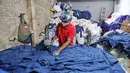 Pakaian bekas yang berasal dari donasi masyarakat dan perkantoran tersebut nantinya akan diolah menjadi barang siap pakai. (Liputan6.com/Angga Yuniar)