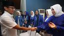 Cawagub Sandiaga Uno bersalaman dengan sejumlah anggota PAN saat menghadiri deklarasi dukungan di Jakarta, Rabu (22/3). Pasangan cagub dan cawagub, Anies-Sandiaga mendapat dukungan dari Partai Amanat Nasional (PAN). (Liputan6.com/Immanuel Antonius)