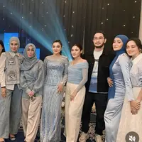 Ashanty baru saja meluncurkan skincare terbaru dengan mengadakan acara yang mengundang banyak artis menggunakan busana dress code baby blue. Misalnya Olla Ramlan mengenakan hijab biru gelap dipadukan long dress lengan panjang baby blue shimmer polos. [@amy_r_qanita]