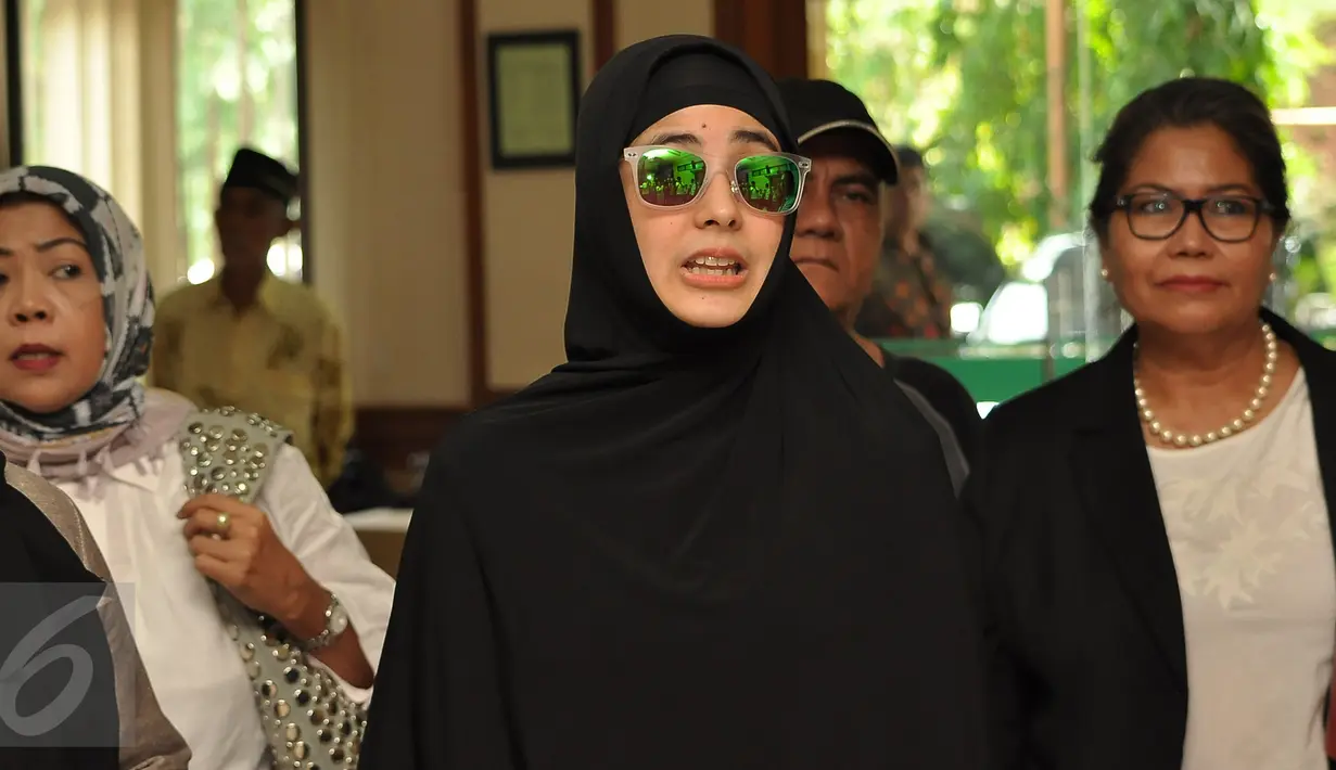 Risty Tagor (tengah) saat tiba di Pengadilan Agama Jakarta Selatan, Kamis (28/1/2016). Risty dan Stuart Collin kembali bertemu di sidang lanjutan perceraian mereka yang beragendakan kesaksian dari pihak Stu. (Liputan6.com/Herman Zakharia)