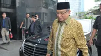 Ketua Umum PBNU KH Said Aqil Siradj berjalan memasuki Gedung KPK, Jakarta, Selasa (11/7). Kedatangan Said Aqil untuk berdiskusi terkait dengan dukungan terhadap upaya pemberantasan korupsi yang dilakukan oleh para penyidik KPK. (Liputan6.com/Helmi Afandi)