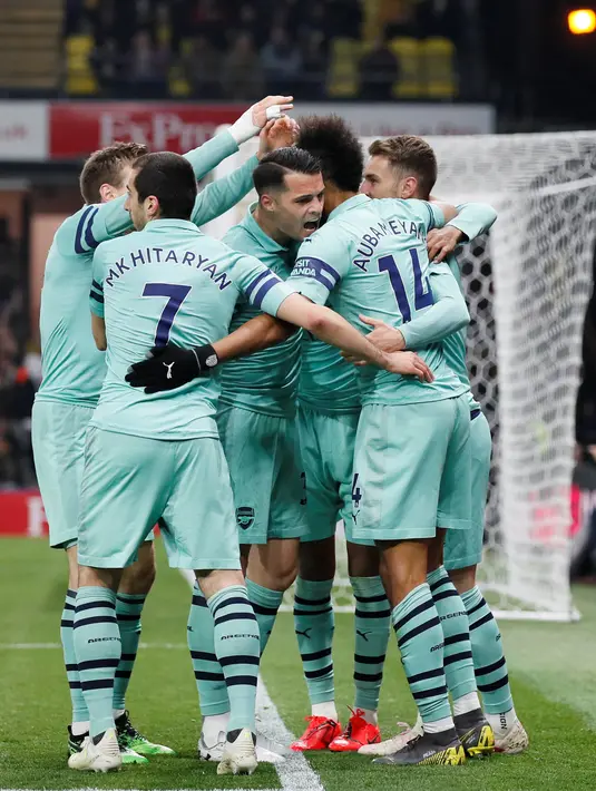 Penyerang Arsenal, Pierre-Emerick Aubameyang, berselebrasi dengan rekan setimnya setelah mencetak gol ke gawang Watford dalam laga pekan ke-34 Premier League 2018-19 di Vicarage Road, Senin (15/4). Arsenal mengalahkan Watford 1-0 lewat gol semata wayang Aubameyang. (REUTERS/David Klein)