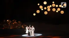 Diva pop Krisdayanti tampil membawakan lagu Bertubi-tubi bersama kedua anaknya, Aurel Hermansyah dan Amora Lemos, serta cucunya Ameena dalam Konser Semesta Krisdayanti di JIEXPO Convention Centre and Theatre, Kemayoran, Jakarta, Sabtu (5/8/2023). (Fimela.com/Bambang E. Ros)