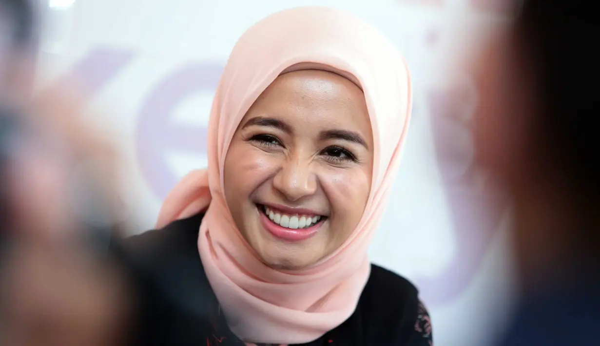 “Sekarang Alhamdulillah aku bisa pergi karena restu suami. Aku bisa pergi 10 hari. Aku bilang ada kerjaan 10 hari,” kata Laudya Cynthia Bella di Bebelly Bakery, kawasan Margonda, Depok, Jawa Barat, Senin (30/10/2017). (Nurwahyunan/Bintang.com)