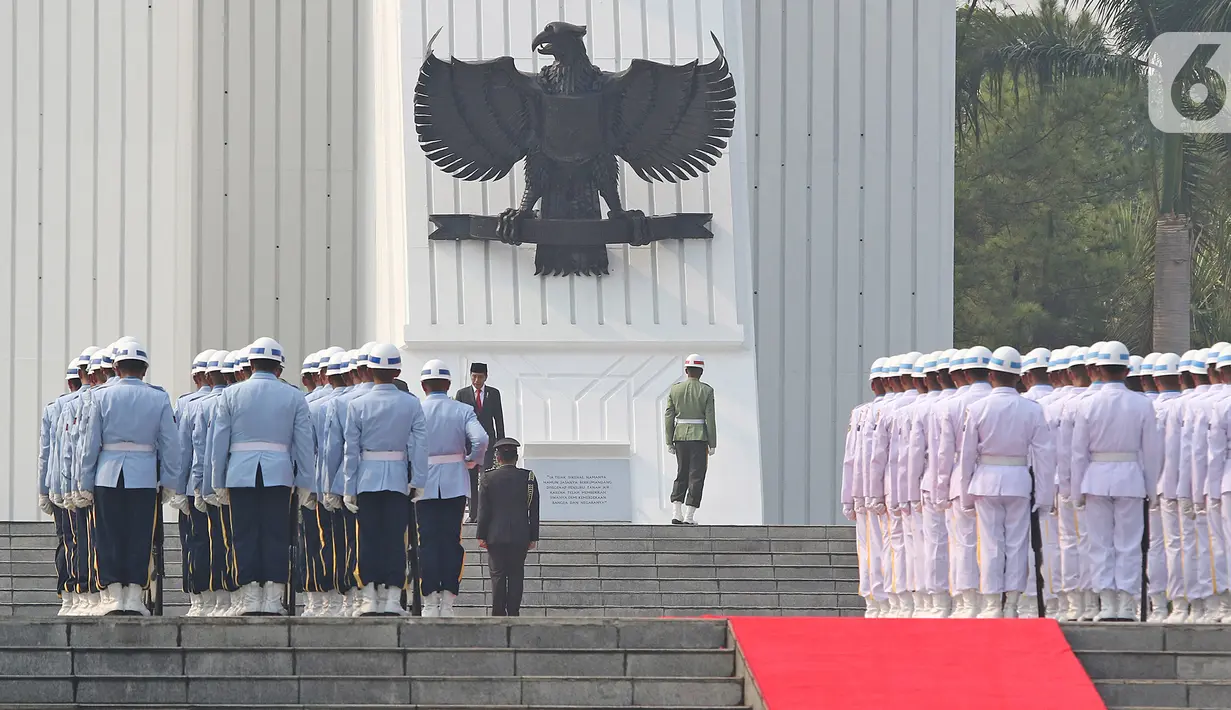 Presiden Joko Widodo saat memimpin upacara peringatan Hari Pahlawan Nasional di Taman Makam Pahlawan (TMP) Utama Kalibata, Jakarta Selatan, Minggu (10/11/2019). Upacara diikuti oleh sekitar 3500 peserta, baik dari undangan maupun personel dari tiga matra TNI. (Liputan6.com/Herman Zakharia)