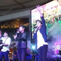 CJR dan Andre Hehanussa mampu membuat suasana konser Bintang 3 Generasi menjadi meriah. (via Twitter @bintangcomID)