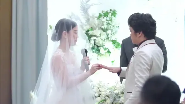 Momen Pemberkatan Pernikahan Calvin Jeremy dan Novia Santoso. (Sumber: YouTube/Calvin Jeremy)