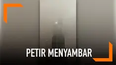 Detik-detik petir menyambar gedung tertinggi dunia, Burj Khalifa, Dubai. Gedung yang memiliki ketinggian 828 meter ini memiliki fungsi sebagai penangkal petir.