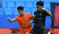 Striker Borneo FC Samarinda asal Myanmar, Win Naing Tun saat menghadapi Madura United di Stadion Batakan, Balikpapan, Rabu (17/4/2024) petang WIB. Laga lanjutan BRI Liga 1 2023/2024 dimenangkan Madura dengan skor telak 4-0. (Dok. Borneo FC Samarinda)