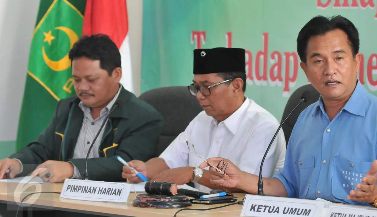 Yusril Ihza Mahendra (kanan) saat menggelar konferensi pers di Kantor PBB, Jakarta Selatan, Senin (26/10/2015). Yusril menilai RAPBN 2016 yang disampaikan oleh pemerintah, tidak realistis. (Liputan6.com/Andrian M Tunay) 