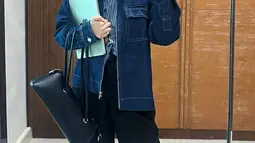 Dalam potret yang diunggahnya, Sabrina Anggraini tampak mengenakan outfit kasual dengan kemeja stripes dan jaket denim. Influencer berusia 29 tahun ini kemudian memadukannya dengan celana kain warna hitam. Meski simpel, penampilannya ini membuatnya tampak santai namun tetap stylish. Penampilannya yang effortless ini semakin mempertegas kesan muda yang dimilikinya. (Liputan6.com/IG/@sabrinaanggraini)