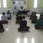 Para santri dari Pondok Pesantren Nurulhuda, Cibojong, Kab Garut mengikuti webinar "Bijak Menggunakan Medsos Agar Maslahat Dunia dan Akhirat" dengan protokol kesehatan, Rabu (1/9). (Istimewa)