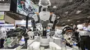 Sebuah robot menyortir botol-botol kecil selama demonstrasi oleh perusahaan Jepang Kawada Robotics. (Richard A. Brooks/AFP)