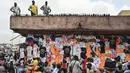 Kesibukan salah satu pasar di Abidjan, pusat kota Pantai Gading menjelang Piala Afrika 2023 pada Sabtu (06/01/2024) waktu setempat. Pasar tesebut terlihat dipenuhi dengan pernak-pernik Piala Afrika 2023 seperti jersey dan sepatu. (AFP/Issouf Sanogo)