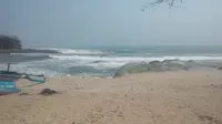 Nampak ombak besar di Pantai Rancabuaya, salah satu pantai selatan Garut  (Liputan6.com/Jayadi Supriadin)