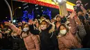 Anak-anak menghadiri parade Cabalgata de Reyes di Madrid, Spanyol, 5 Januari 2022. Parade warna-warni ini dalam rangka merayakan Epiphany saat umat Kristen memperingati kunjungan Tiga Raja atau Tiga Orang Bijaksana ke bayi Yesus. (AP Photo/Bernat Armangue)