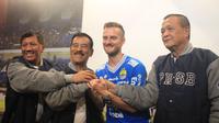 Persib Bandung memperkenalkan pemain asing barunya asal Slovenia, Rene Mihelic. (Bola.com/Erwin Snaz)