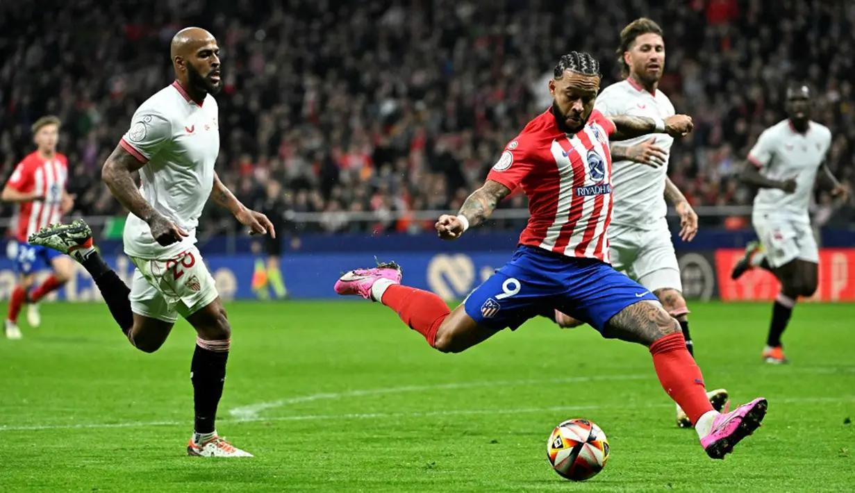 Atletico Madrid yang di babak sebelumnya menyingkirkan Real Madrid mencoba tampil agresif sejak awal. Tuan rumah pun memperoleh peluang emas untuk memimpin lewat eksekusi penalti Antoine Griezmann di menit ke-26. (JAVIER SORIANO/AFP)