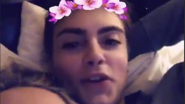 Pelukan Di Ranjang Cara Delevingne Dan Paris Jackson Pacaran News Entertainment Fimela Com