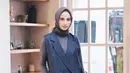 Tak kalah kece, outer warna biru dongker juga cocok dipadukan dengan hijab warna dark grey. (Instagram/miraagile).