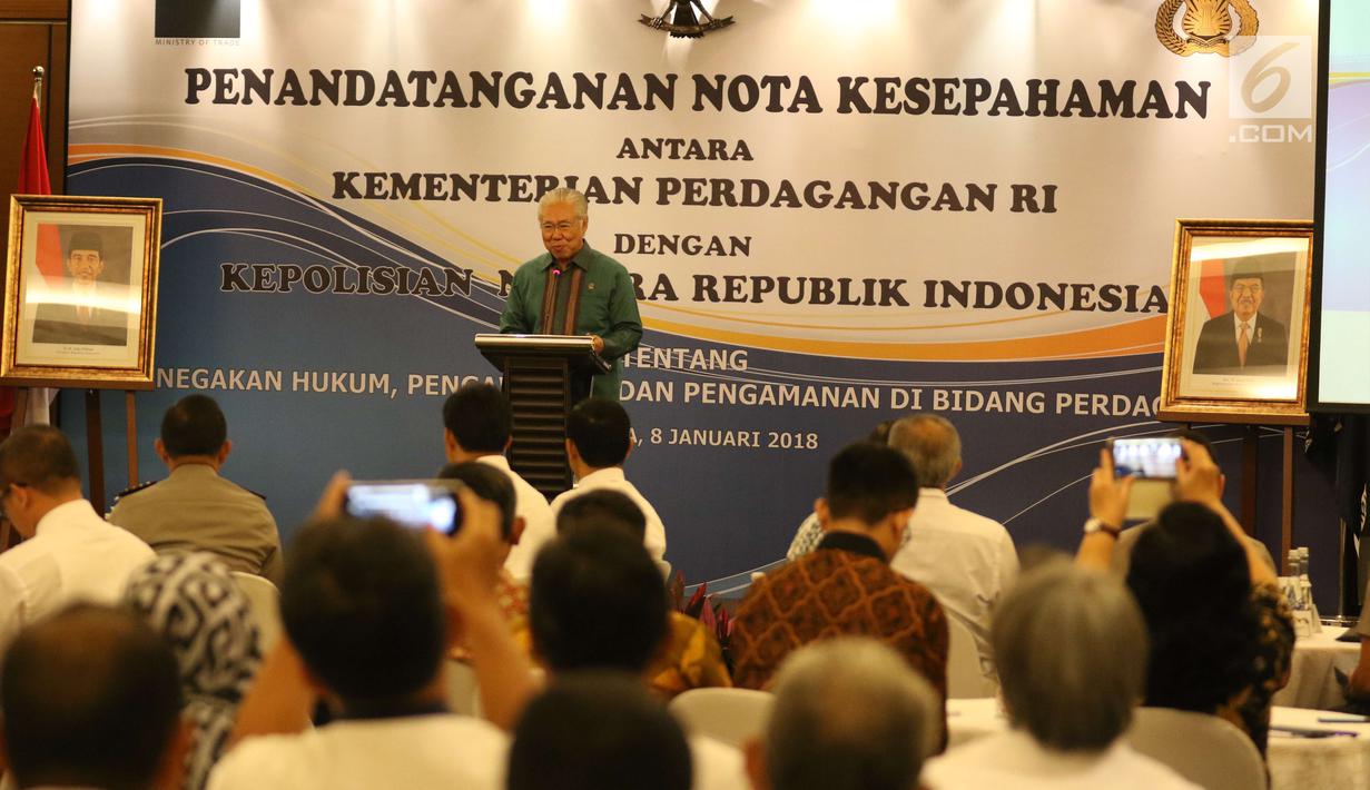 Mendag Enggartiasto Lukita memberi sambutan saat penandatanganan kerja sama di Jakarta, Senin (8/1). MoU antara Kemendag dan Polri tersebut merupakan kerja sama penegakan hukum, pengawasan, dan pengamanan bidang perdagangan. (Liputan6.com/Angga Yuniar)