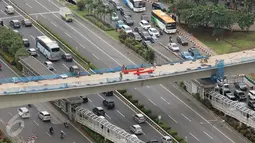 Pekerja menyelesaikan proyek jembatan simpang susun semanggi, Jakarta, Selasa (21/3). Proyek Simpang Susun Semanggi atau interchange Semanggi direncanakan selesai pada Agustus 2017 mendatang. (Liputan6.com/Angga Yuniar)