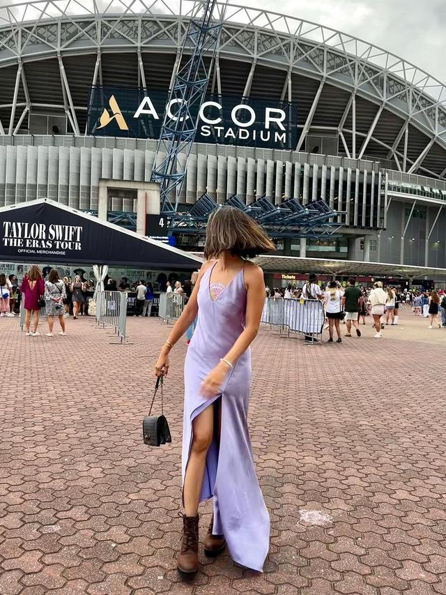 6 Gaya Mama Muda yang Super Chic dari Acha Septriasa saat Nonton Konser Taylor Swift di Australia