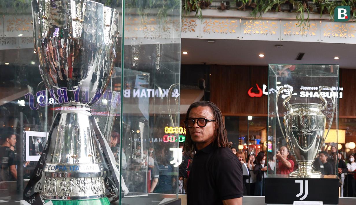 Mantan Pemain Juventus, Edgar Davids melihat koleksi trofi milik Juventus yang dipamerkan dalam kegiatan Juventus Village di Lippo Mall Kemang, Jakarta, Jumat (27/1/2023). (Bola.com/Ikhwan Yanuar)