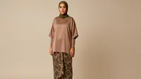 7 Model Tunik Polos Berbahan Satin Dipadukan dengan Rok Lilit Motif Etnik, Tampil Chic tanpa Terlalu Formal