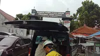 Petugas Unit Mobil Deteksi PLN Jawa Barat sedang mengecek persiapan di Kantor KPU Jabar