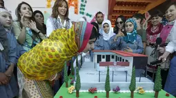 Malala Yousafzai, pemenang Nobel Perdamaian termuda, meniup kue ulang tahunnya saat merayakannnya bersama dengan para pengungsi Suriah di Lebanon, 12 Juli 2015. Selain merayakan ulang tahunnya Malala juga membuka sekolah di Lebanon. (REUTERS/Jamal Saidi) 