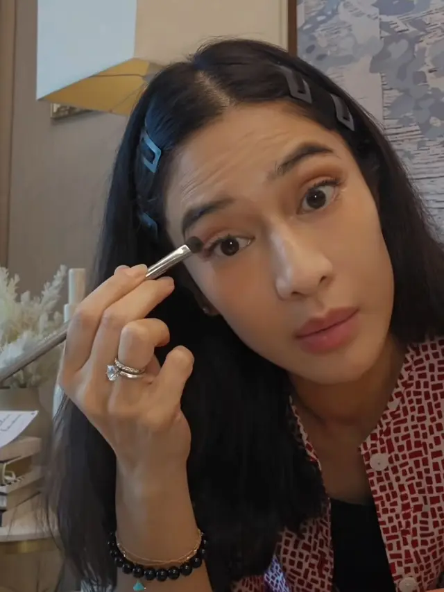 Touch Up Makeup ala Dian Sastrowardoyo dengan Hasil Minimalis. [@therealdisastr]