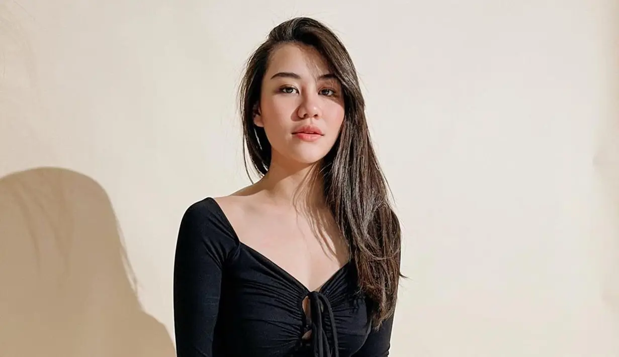 Melalui akun Instagram pribadinya, Aaliyah Massaid memang cukup sering mengunggah gaya penampilannya. Bahkan, gaya penampilan Aaliyah saat memakai busana berwarna hitam ini sering banjir pujian. (Liputan6.com/IG/@aaliyah.massaid)