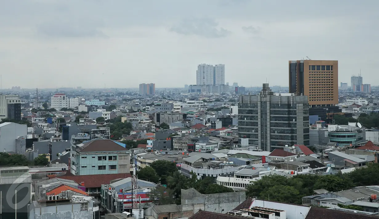 Gedung-gedung tinggi di Kawasan sekitar Abdul Muis, Jakarta,  Jumat (22/1). Pembelian lahan ini untuk dijadikan Ruang Terbuka Hijau (RTH) untuk menekan polusi udara di Jakarta. (Liputan6.com/Faizal Fanani)