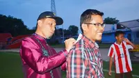 Walikota Padang yang juga ketua umum PSP Padang, Mahyeldi Ansharullah berencana menggelar Piala Kapolda Sumbar. (Bola.com/ Arya Sikumbang)