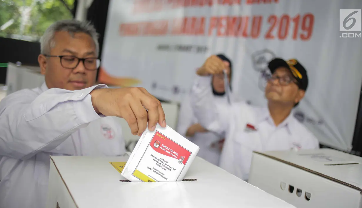 Ketua KPU Arief Budiman memasukkan surat suara saat simulasi pemungutan dan penghitungan suara Pemilu 2019 di halaman Gedung KPU, Jakarta, Selasa (12/3).  Simulasi untuk merepresentasikan pemungutan suara seperti di TPS. (Liputan6.com/Faizal Fanani)