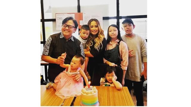 Potret Pinkan Mambo bersama dengan keluarga kecilnya, terlihat harmonis.