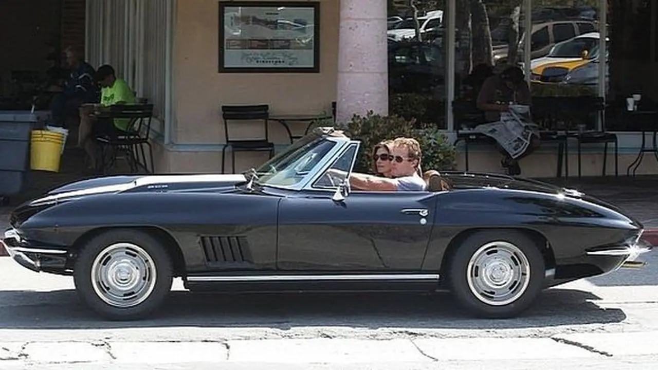 Cindy Crawford Kepincut Chevrolet Stingray Convertible