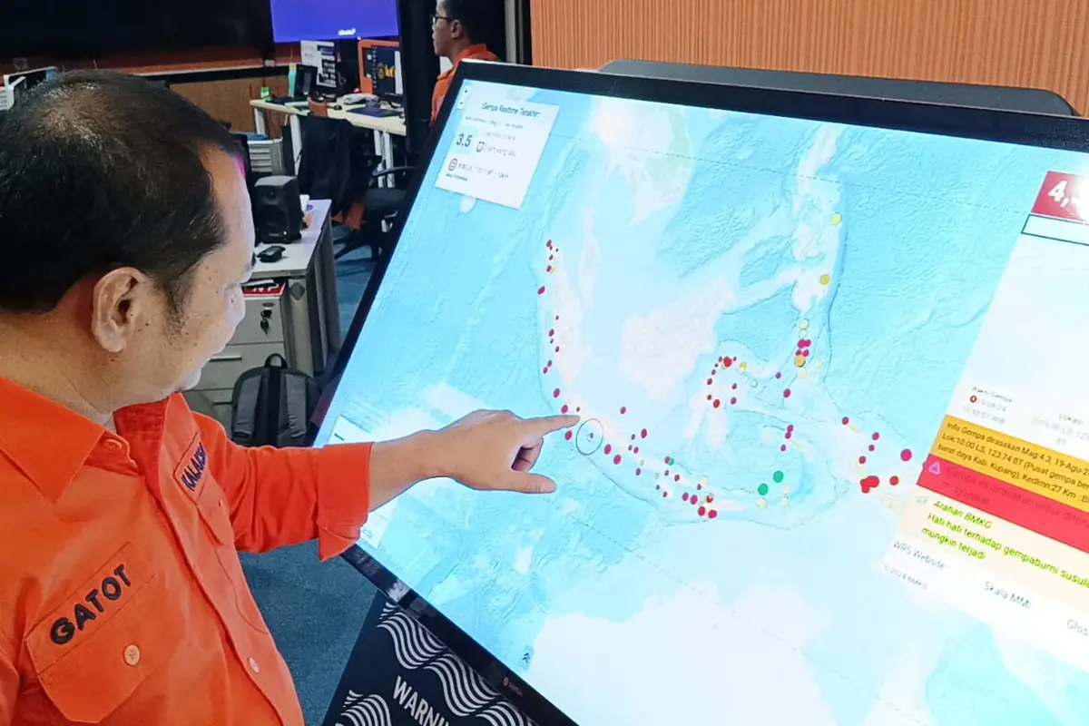 Kalaksa BPBD Jatim, Gatot Soebroto saat menunjukan sistem early warning Tsunami di pesisir pantai selatan Jatim di ruang kerjanya. (Foto: Dok BPBD Jatim)