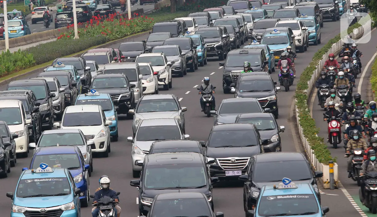 <p>Sejumlah kendaraan berjalan merayap di ruas Jalan Jenderal Sudirman, Jakarta, Senin (9/5/2022). Pembatasan kendaraan roda empat dengan sistem Ganjil Genap (GaGe) di wilayah DKI Jakarta mulai Senin, 9 April 2022, seiring dengan berakhirnya cuti bersama libur Lebaran 2022 atau Idul Fitri 1443 H. (Liputan6.com/Herman Zakharia)</p>