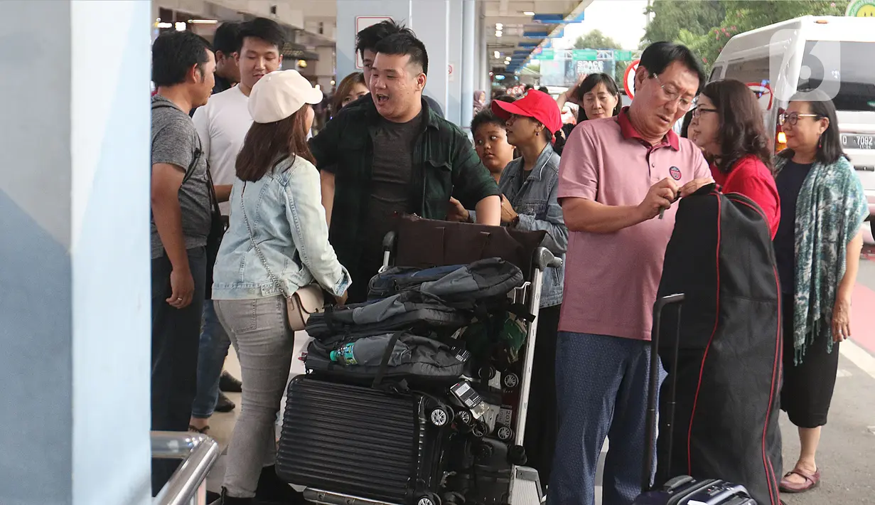 Sejumlah keluarga dan kerabat menjemput WNI yang selesai menjalani masa observasi virus corona dari Natuna, di Bandara Halim Perdanakusuma, Jakarta, Sabtu (15/2/2020). Pemerintah secara resmi memulangkan 238 WNI ke daerah masing-masing karena telah dinyatakan sehat. (Liputan6.com/Herman Zakharia)