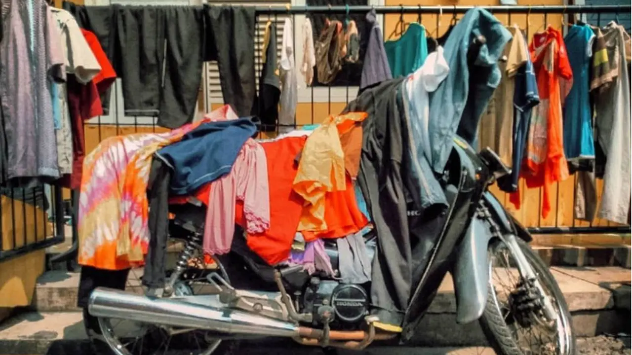 Bikin Tepuk Jidat, 7 Cara Lucu Jemur Baju Cuma Ada di Indonesia