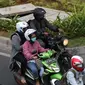 Pengendara menggunakan masker saat meintas di Jalan Jenderal Sudirman, Jakarta, Selasa (12/3). Rata-rata harian kualitas udara di Jakarta dengan indikator PM 2.5 pada 2018 adalah 45,3 mikrogram per meter kubik udara. (Liputan6.com/Helmi Fithriansyah)