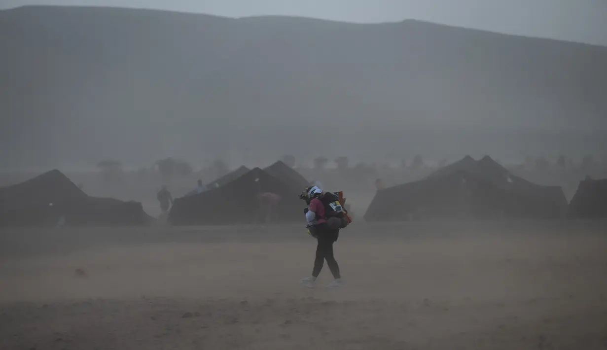 Badai pasir menerpa pelari setelah berkompetisi pada stage pertama Marathon des Sables 2023 yang menempuh antara Jebel Irhs hingga Oued Tijekht di Gurun Sahara, Maroko, 24 April 2023. Ajang yang berlangsung dari 21 April hingga 1 Mei 2023 tersebut diikuti oleh 1200 pelari dan akan menempuh 250 km. (AFP/Jean-Philippe Ksiazek)