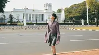 Yesung `Super Junior` dengan bangga berpose di depan Istana Negara yang terletak di Jalan Merdeka Utara, Jakarta.