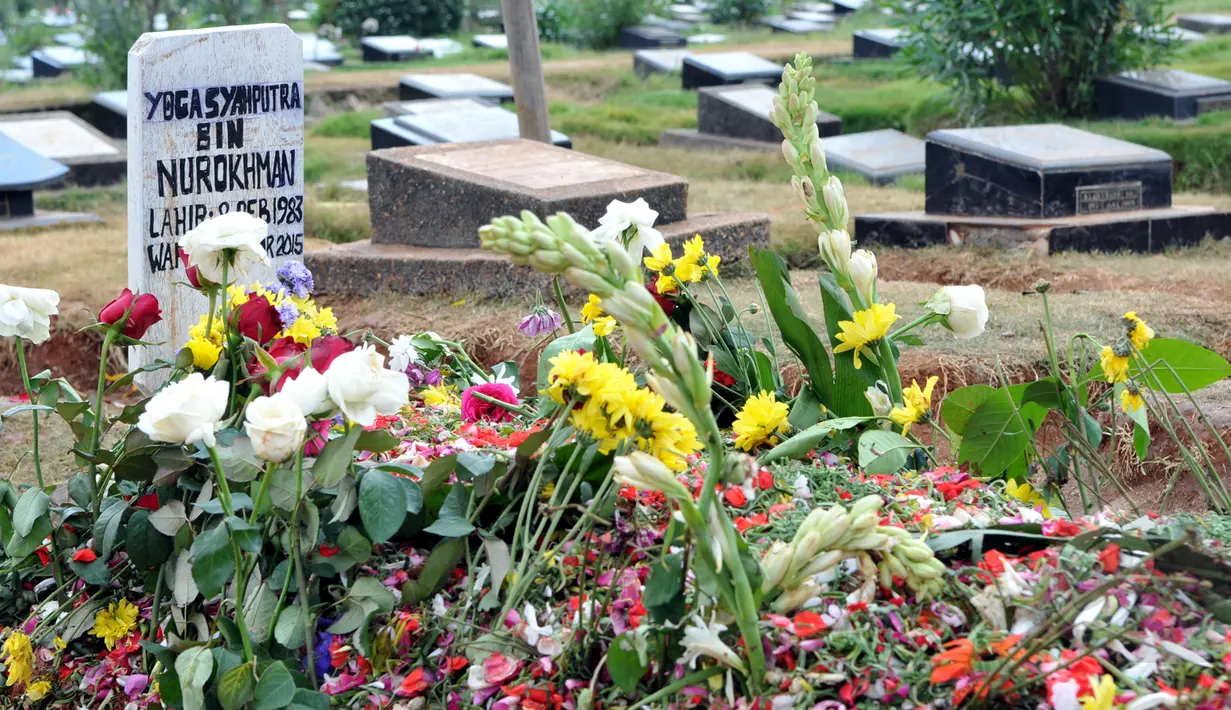 Makam almarhum Olga Syahputra banjir dengan aneka bunga, Jakarta, Senin (30/3/2015). Sejumlah bunga berasal dari fans yang datang ziarah ke makam Olga (Liputan6.com/Panji Diksana)