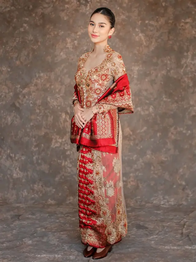 6 Momen Kebaya Azizah Salsha yang Memikat, Elegan dalam Balutan Kain Tradisi