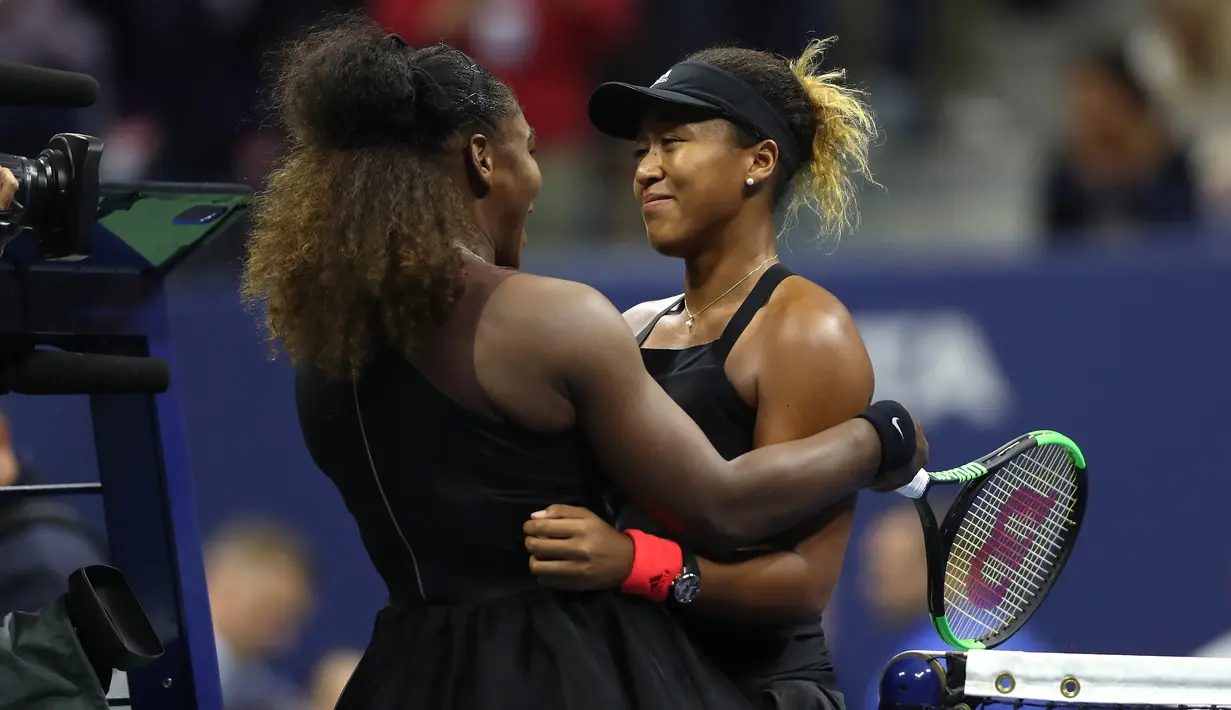 Petenis Jepang, Naomi Osaka memeluk petenis AS, Serena Williams setelah memenangi partai final AS Terbuka di New York, Sabtu (8/9). Osaka menjadi petenis Jepang pertama yang menjuarai turnamen Grand Slam. (MATTHEW STOCKMAN/GETTY IMAGES/AFP)