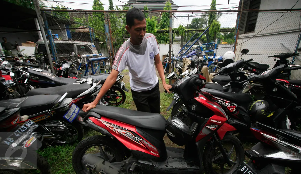 Petugas menunjukan motor korban kecelakaan lalulintas pada minggu (29/5) di simpang empat Tugu Pal Putih Yogyakarta. Mobil juga sempat menabrak pejalan kaki dan penjual koran sebelum akhirnya menabrak lampu traffic ligth. (Boy Harjanto)